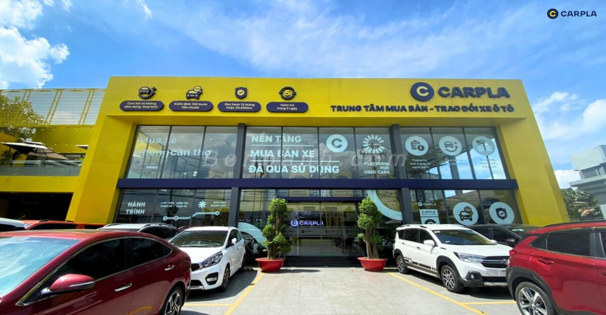 Alt text: Hình ảnh đại lý xe ô tô với nhiều mẫu xe trưng bày.