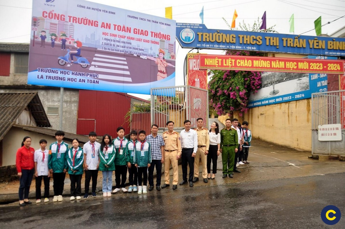 Alt text: Hình ảnh học sinh tham gia giao thông an toàn, đội mũ bảo hiểm, đi đúng phần đường.