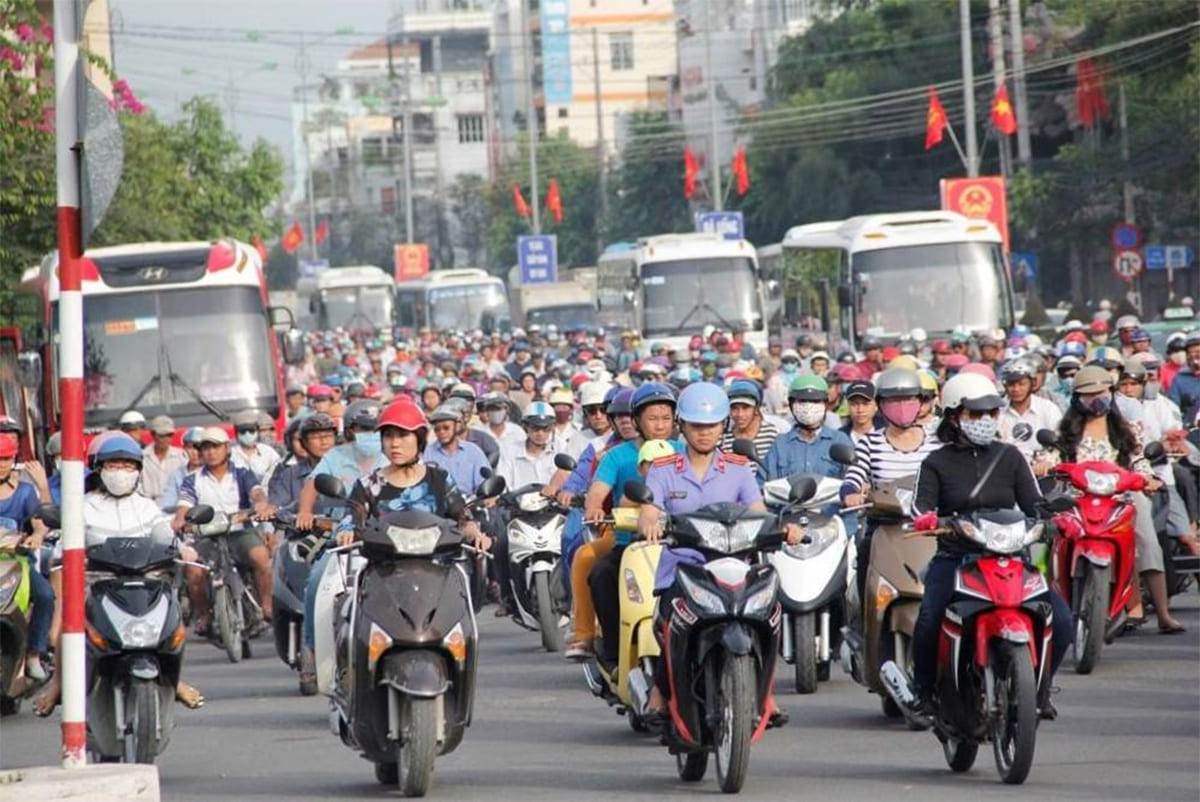 Alt text: Hình ảnh minh họa các loại xe cơ giới lưu thông trên đường.
