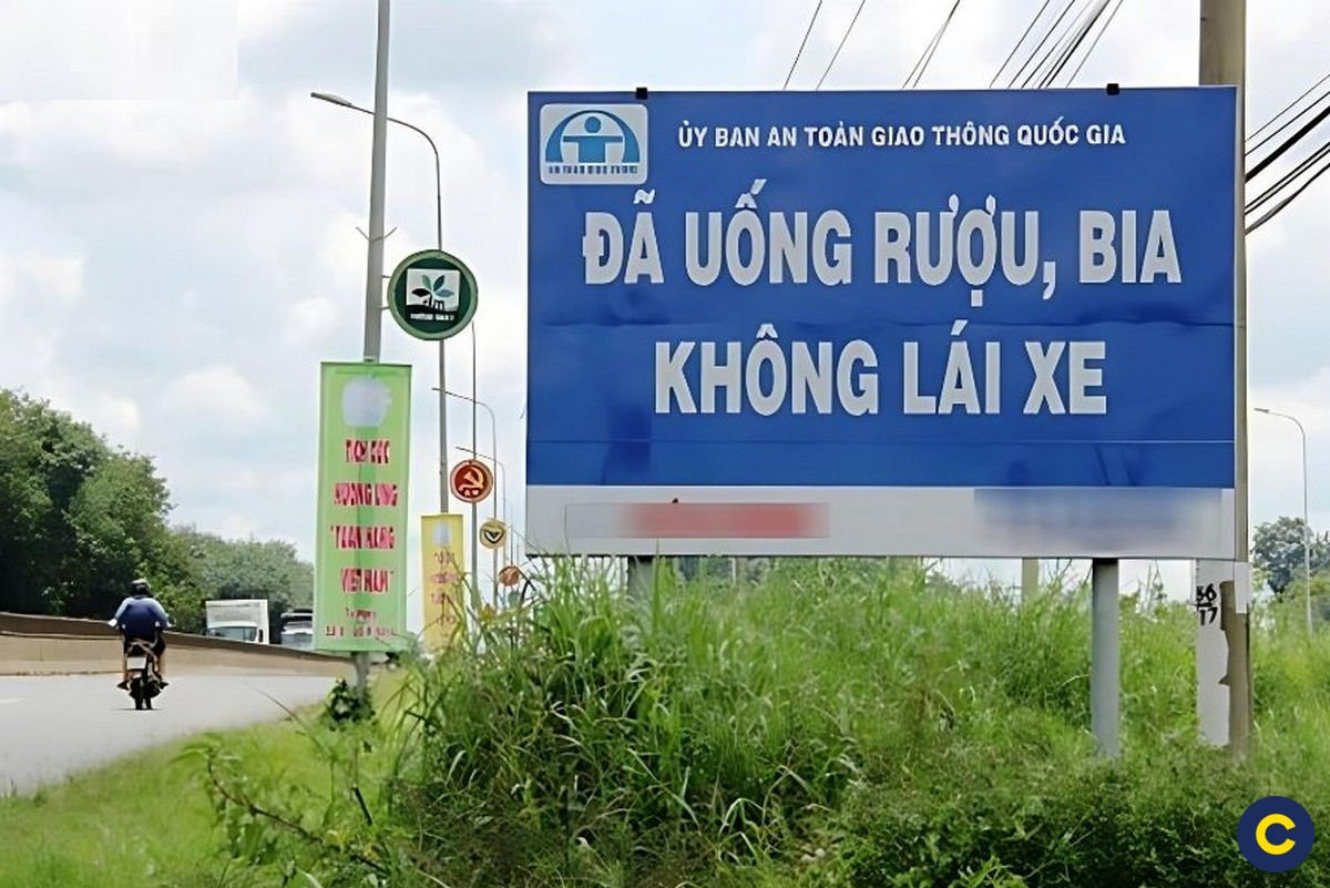 Alt text: Hình ảnh người tham gia giao thông tuân thủ luật lệ, đội mũ bảo hiểm, thắt dây an toàn
