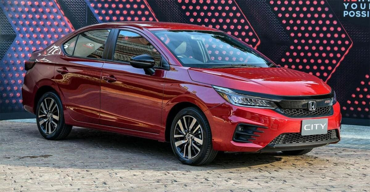 Alt text: Honda City màu đỏ thể thao đang di chuyển trên đường cao tốc.
