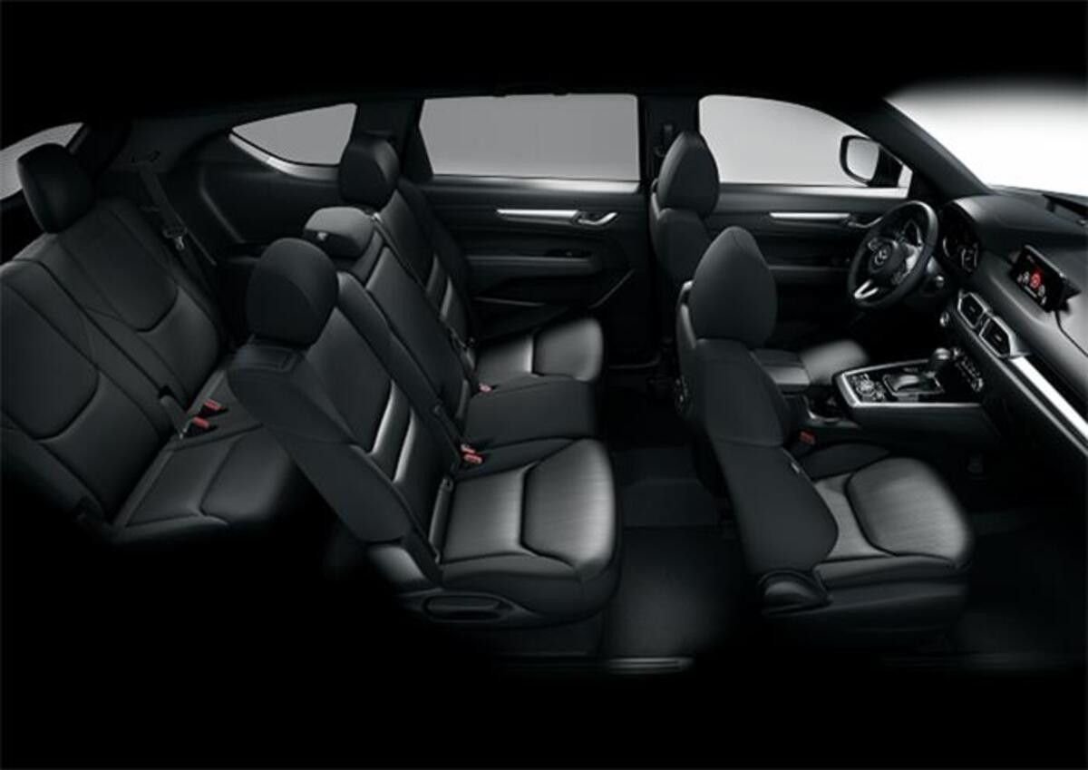 alt text: Không gian rộng rãi trong xe Mazda CX-8 2020