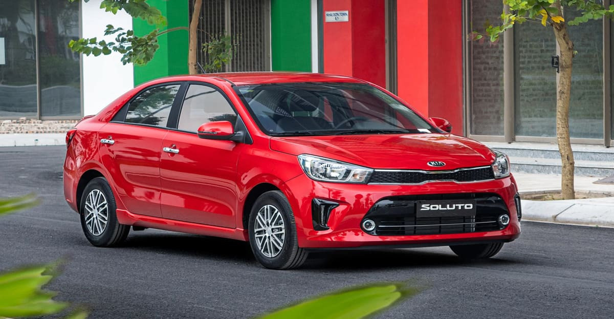 Alt text: Kia Soluto màu trắng với thiết kế hiện đại và trẻ trung.