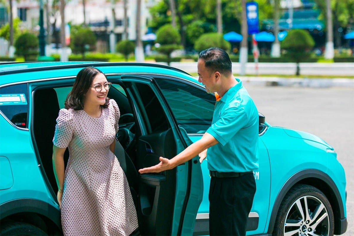 Alt text: Mua đầy đủ bảo hiểm xe taxi 8 chỗ TNDS là tuân thủ pháp luật khi tham gia giao thông