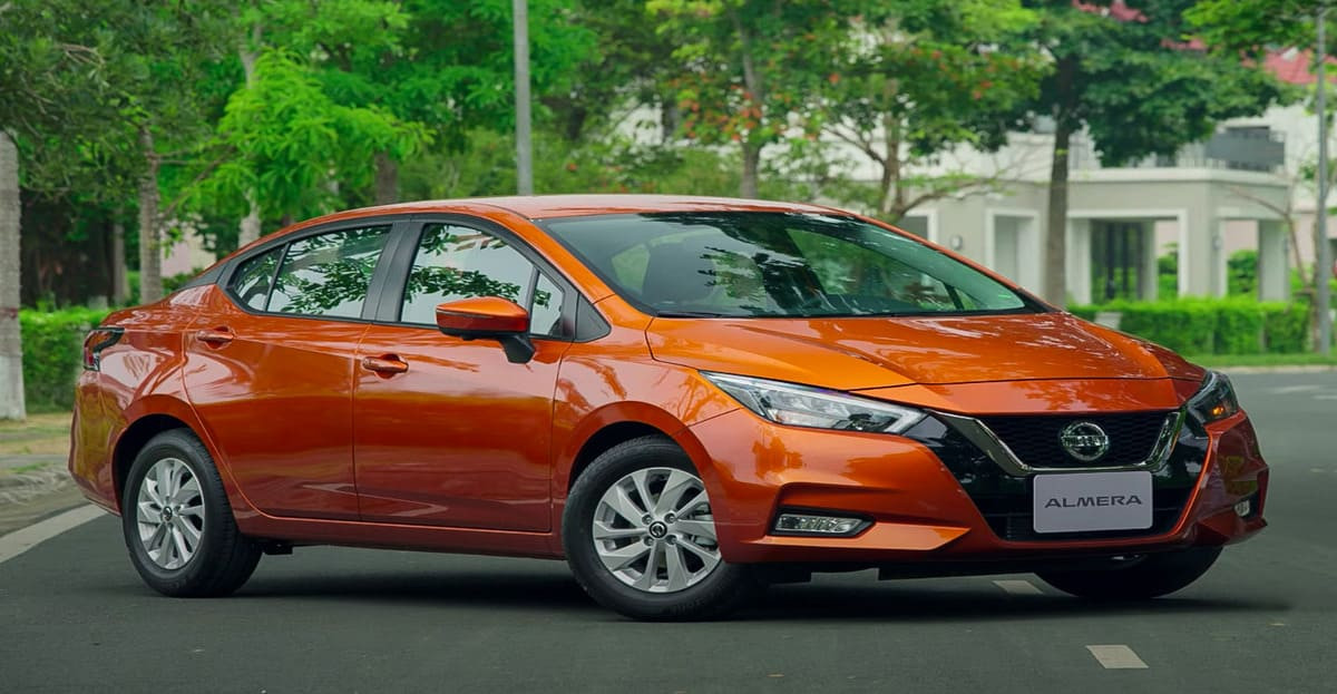 Alt text: Nissan Almera màu xám với thiết kế thể thao và mạnh mẽ.