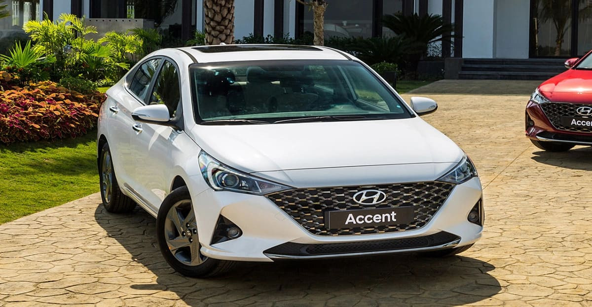 Alt text: Nội thất sang trọng của Hyundai Accent với màn hình trung tâm và vô lăng bọc da.