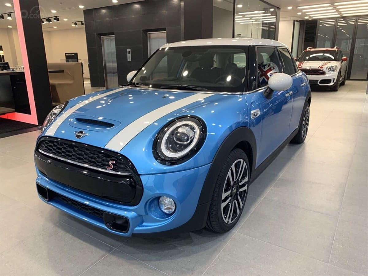 alt text: Nội thất xe Mini Cooper với vô lăng thể thao