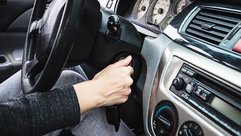 Alt text: Vô lăng ô tô bị khóa sau khi tắt máy