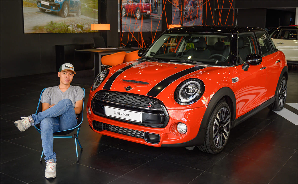 alt text: Xe Mini Cooper 5 cửa màu xanh