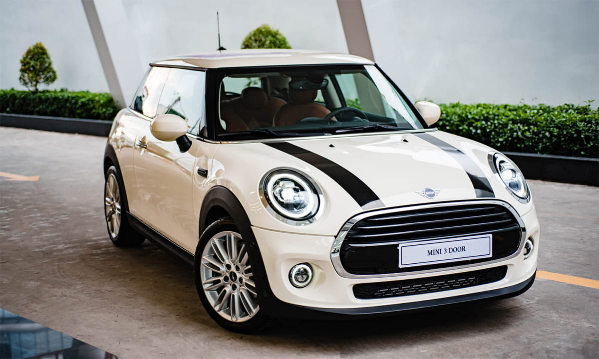 alt text: Xe Mini Cooper trên đường phố