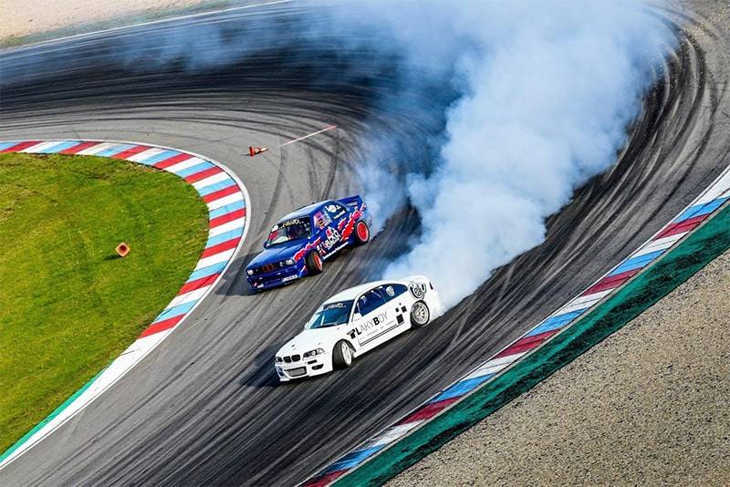 Alt: Xe drift bằng cách sử dụng phanh tay