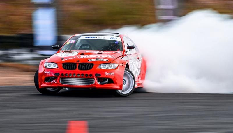 Alt: Xe drift với tốc độ cao, tạo ra những làn khói