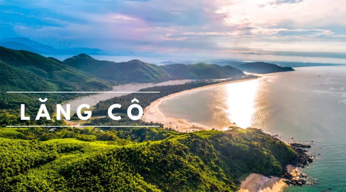 Bãi biển Lăng Cô cát trắng mịn, nước trong xanh