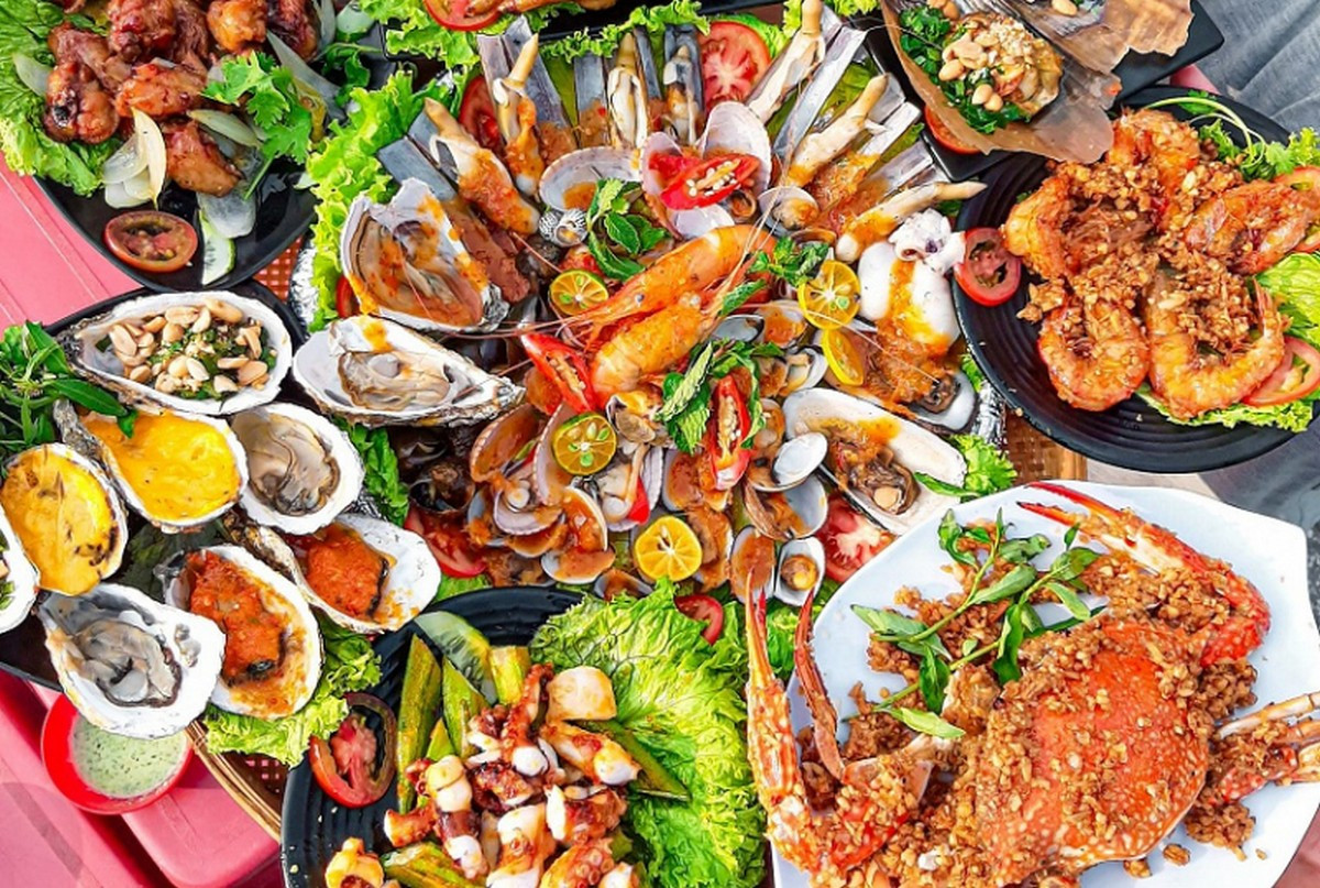 Bàn tiệc hải sản tươi ngon tại đảo Phú Quý