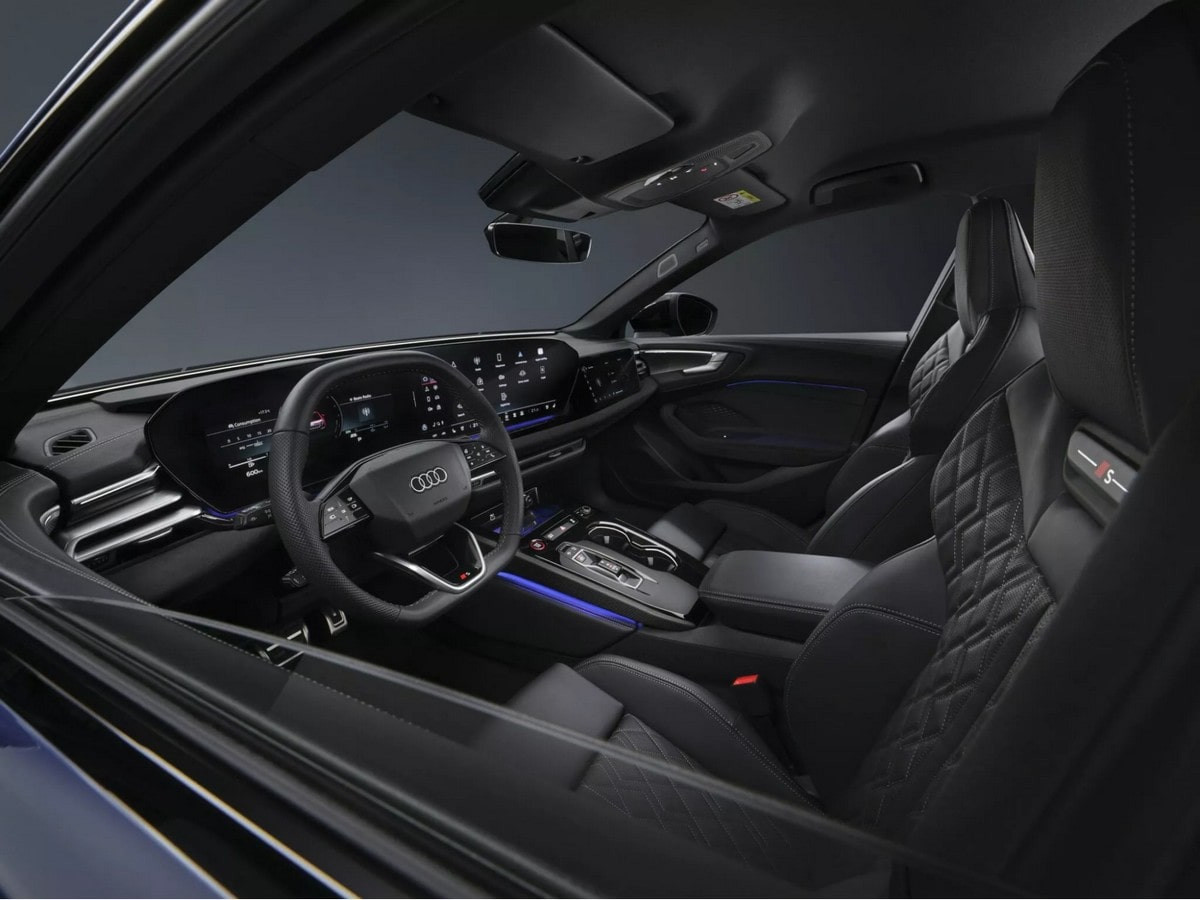 Bảng điều khiển trung tâm Audi A5 2025 với màn hình cảm ứng hiện đại