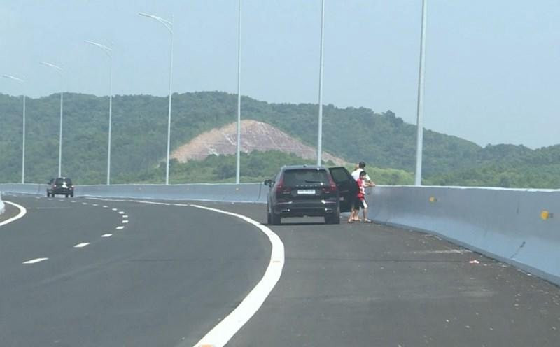 Bật đèn báo hiệu khi dừng đỗ xe
