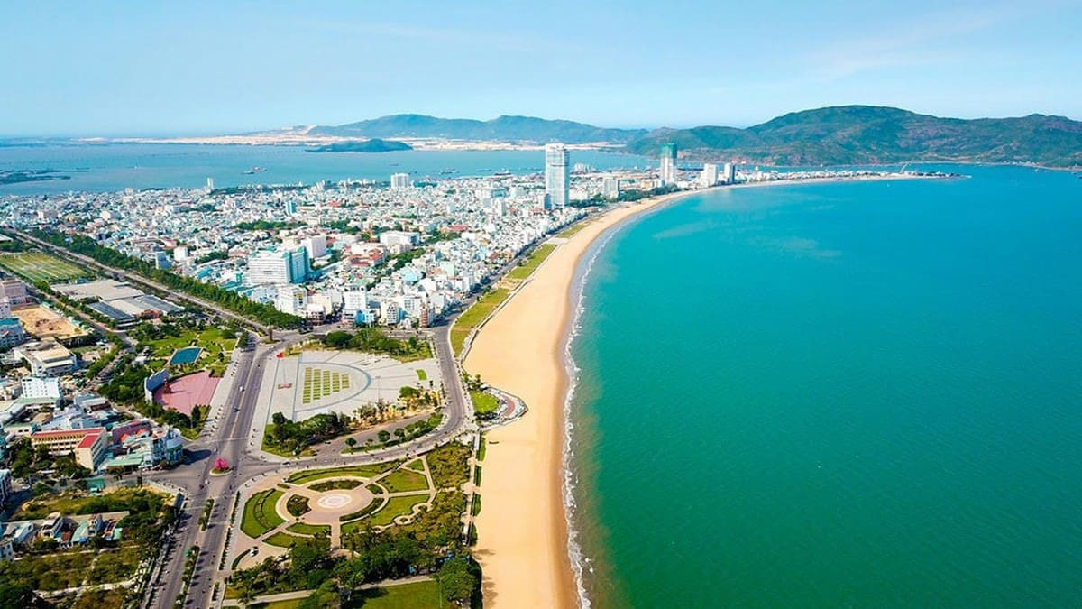 Biển Quy Nhơn mùa hè