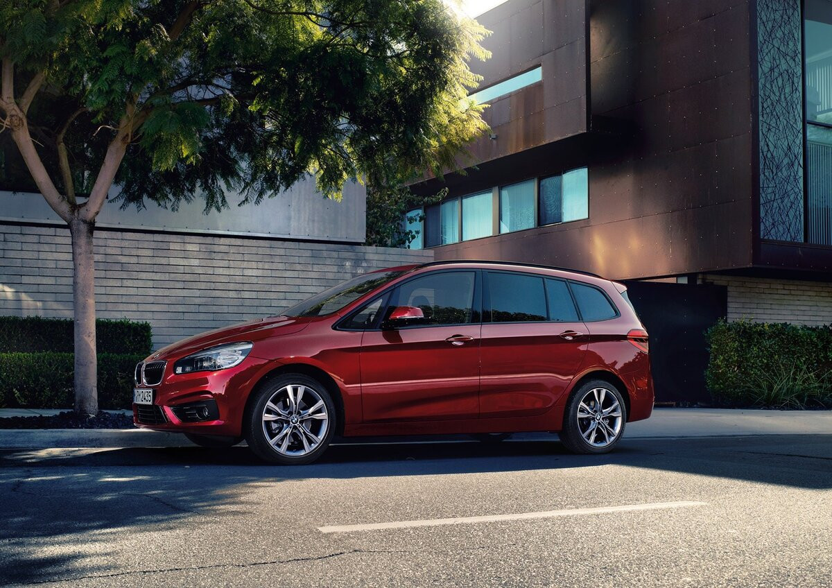 BMW 218i Gran Coupe màu trắng đậu trên đường