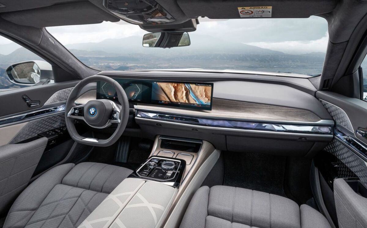 BMW 740Li có trang bị tiện nghi đầy đủ chức năng và cực kỳ hiện đại