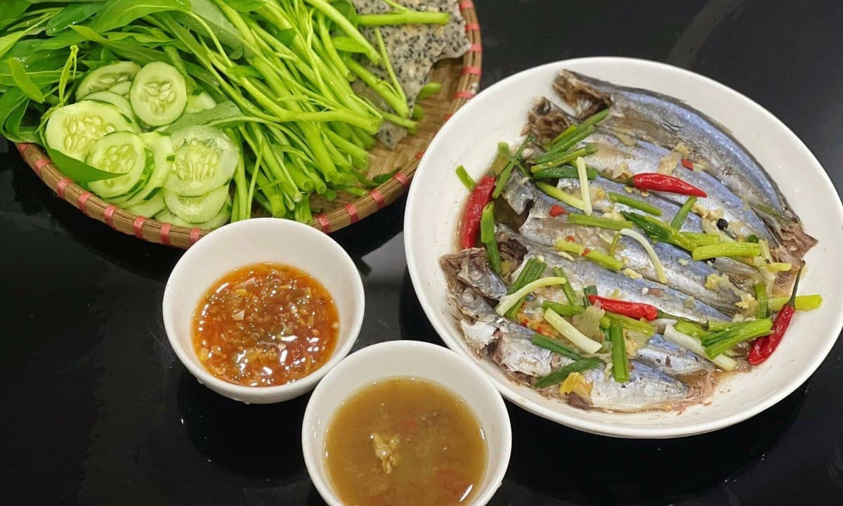 Cá nục hấp cuốn bánh tráng