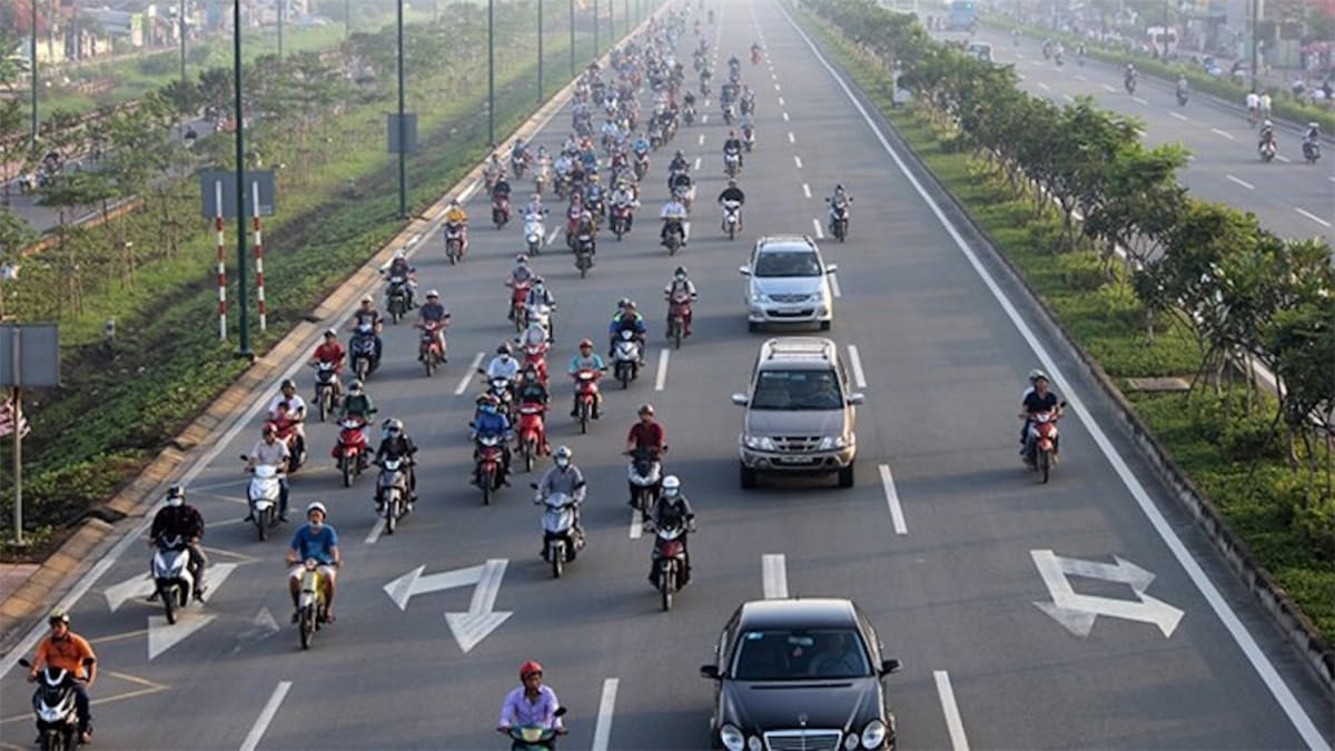 Cần phân biệt lỗi không tuân thủ vạch kẻ đường và lỗi sai làn đường