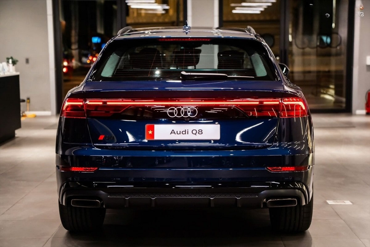 Cản sau và ống xả Audi Q8 2025