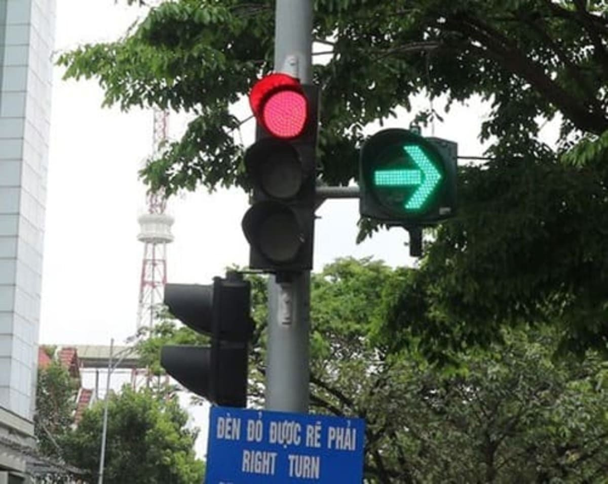 Cảnh sát giao thông điều khiển giao thông