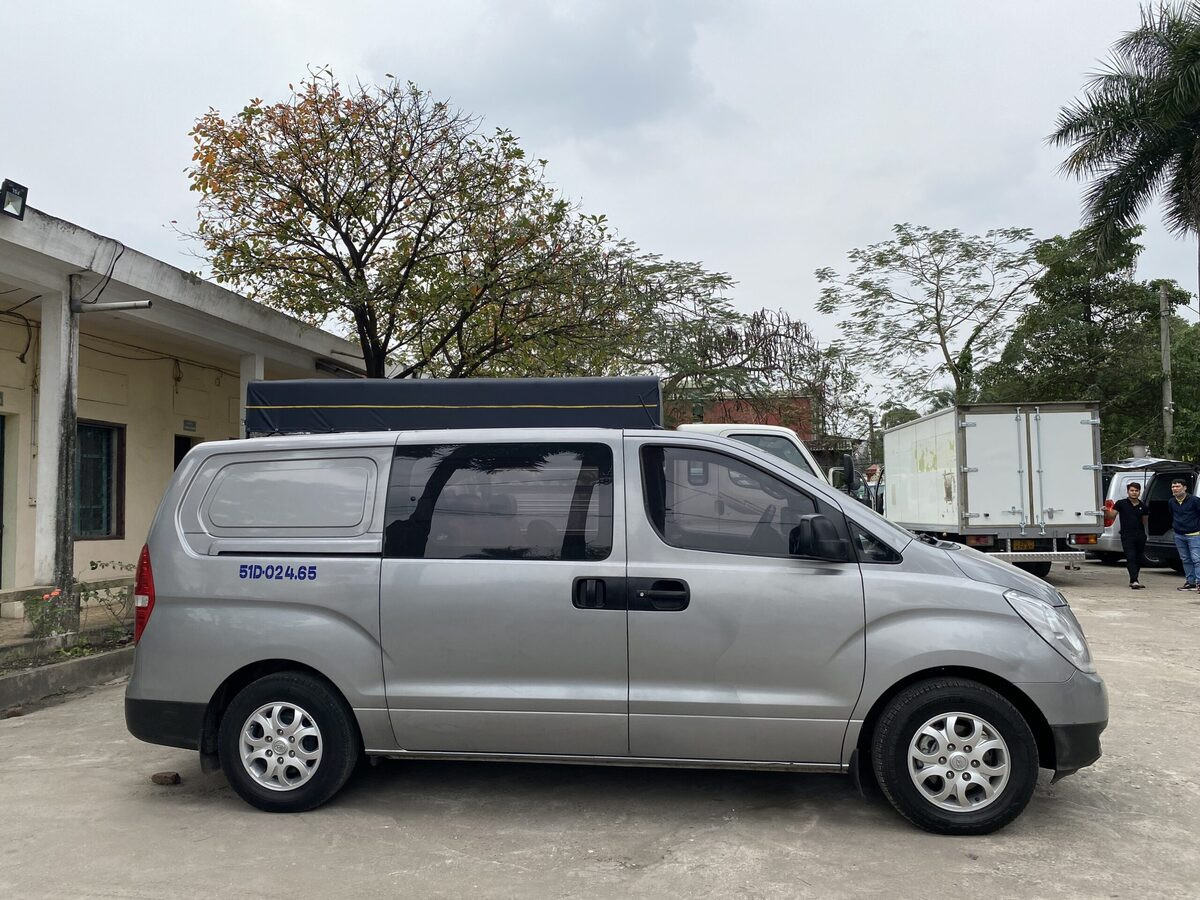 Cặp vợ chồng đang xem xét mua xe ô tô