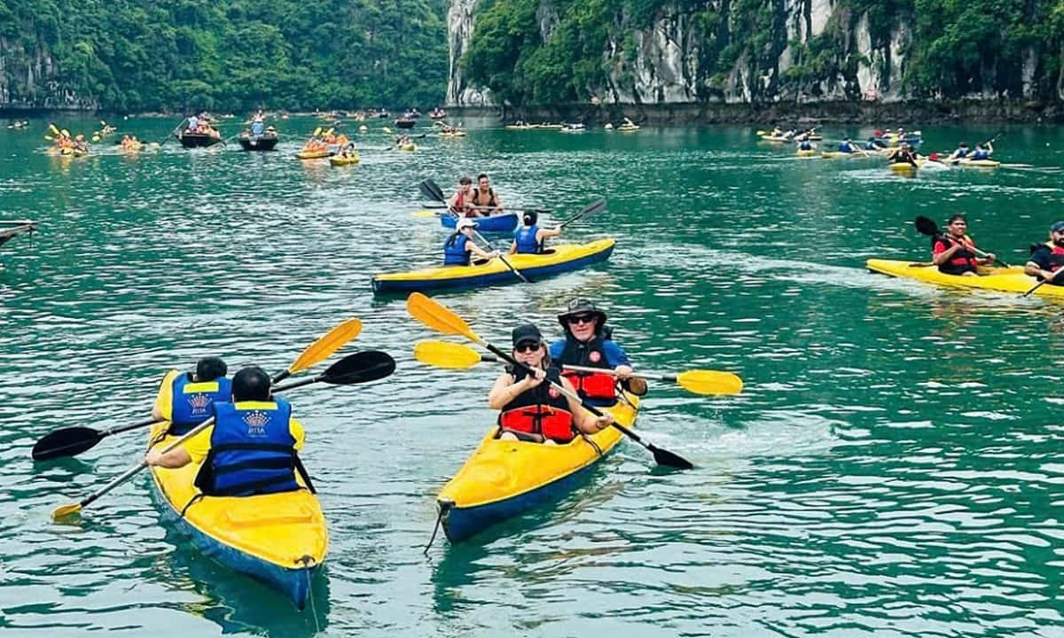 Chèo kayak ở vịnh Lan Hạ