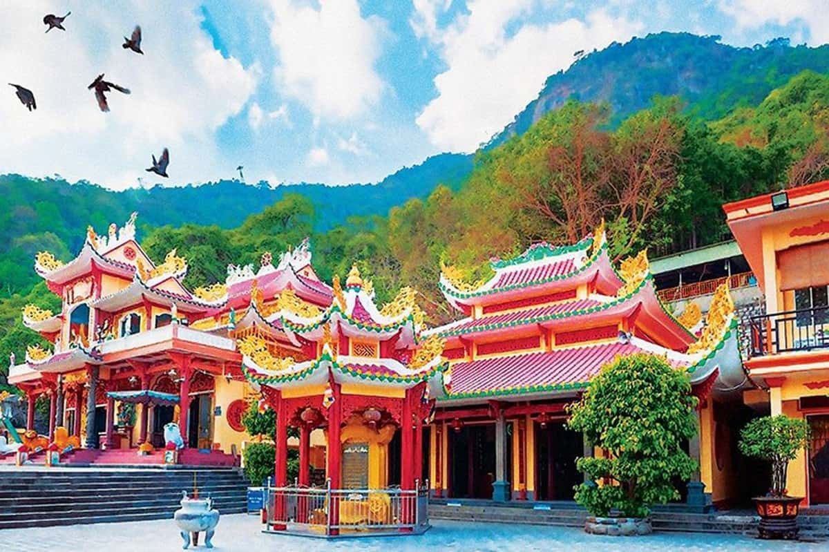 Chùa Linh Sơn trên đỉnh núi Cao Cát