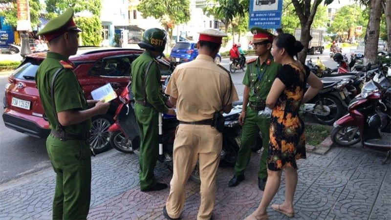 CSGT đang xử lý vi phạm giao thông