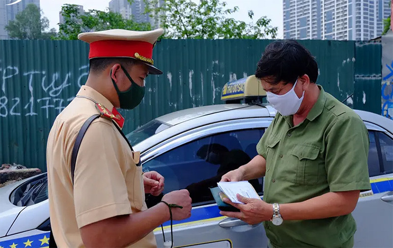 CSGT dừng xe kiểm tra