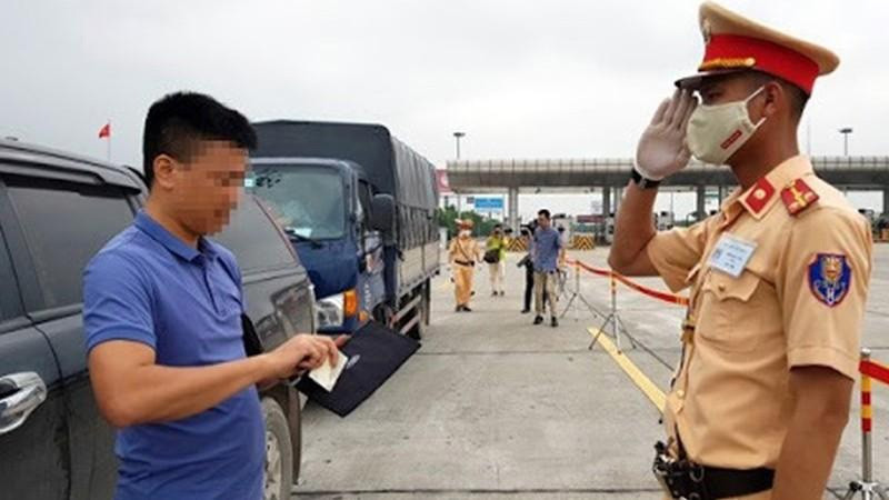 CSGT kiểm tra giấy tờ
