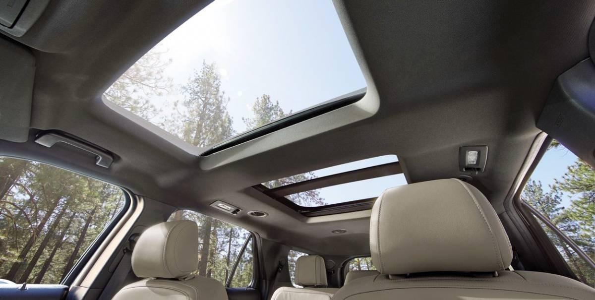 Cửa sổ trời toàn cảnh trên Ford Explorer 2019