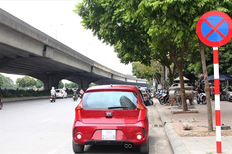 Đặc điểm biển cấm dừng đỗ