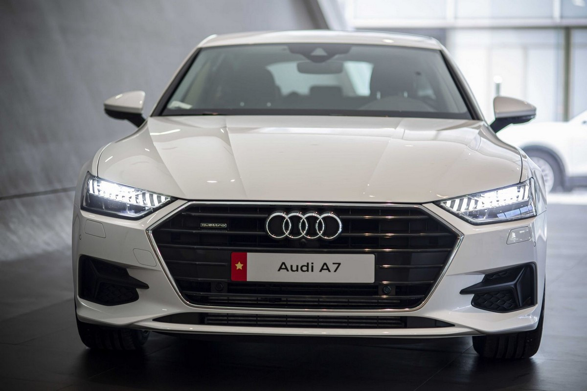 Đầu xe Audi A7 2025 nổi bật với lưới tản nhiệt hình lục giác