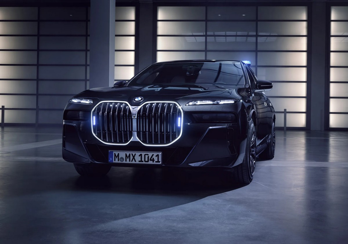 Đầu xe BMW i7 với dải đèn LED Iconic Glow