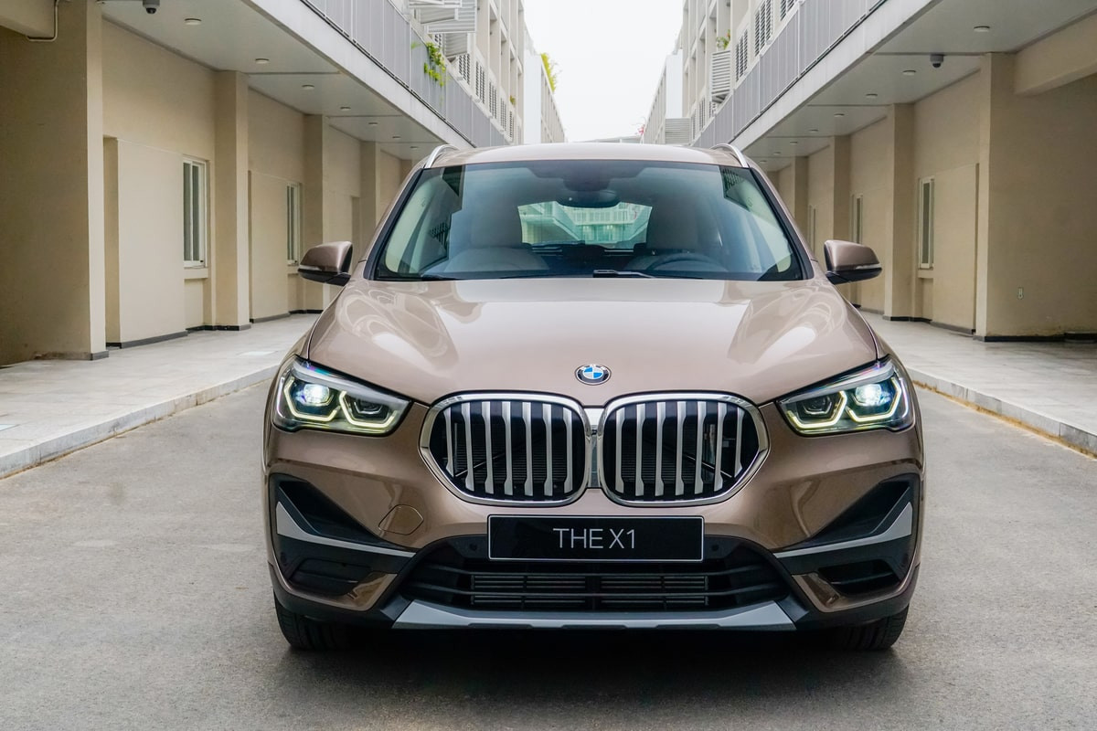 Đầu xe BMW X1 với lưới tản nhiệt hình quả thận