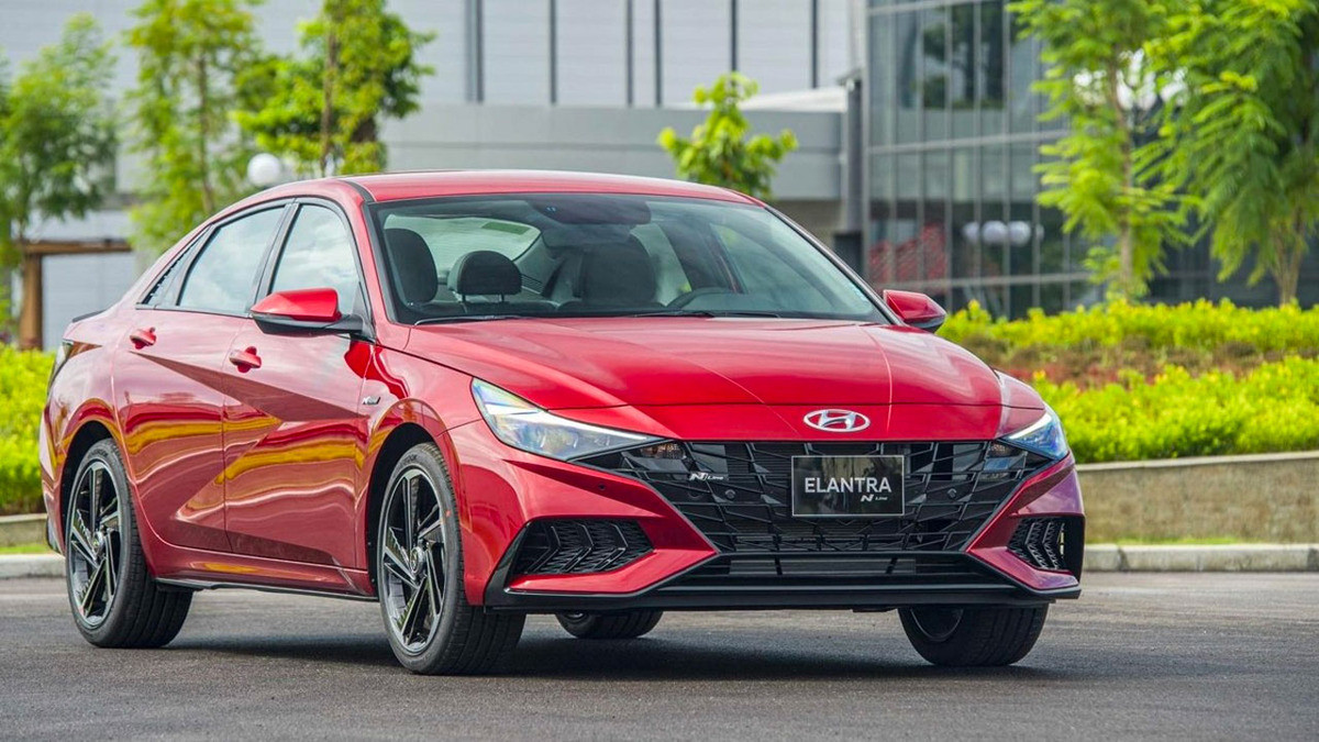 Đầu xe của Hyundai Elantra 2022 được thiết kế theo phong cách 