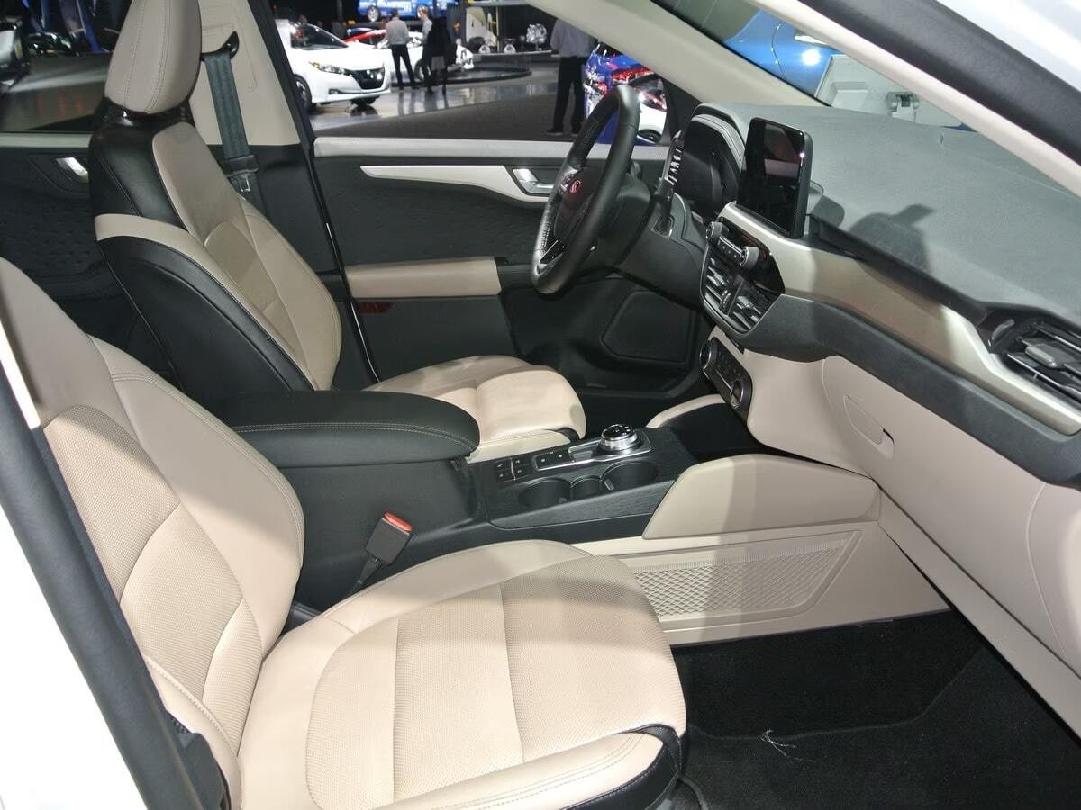 Đầu xe Ford Escape 2020 với lưới tản nhiệt cỡ lớn
