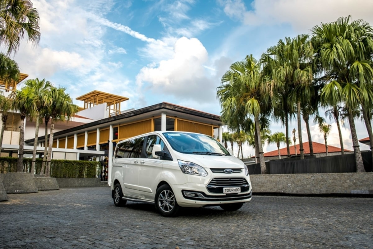 Đầu xe Ford Tourneo