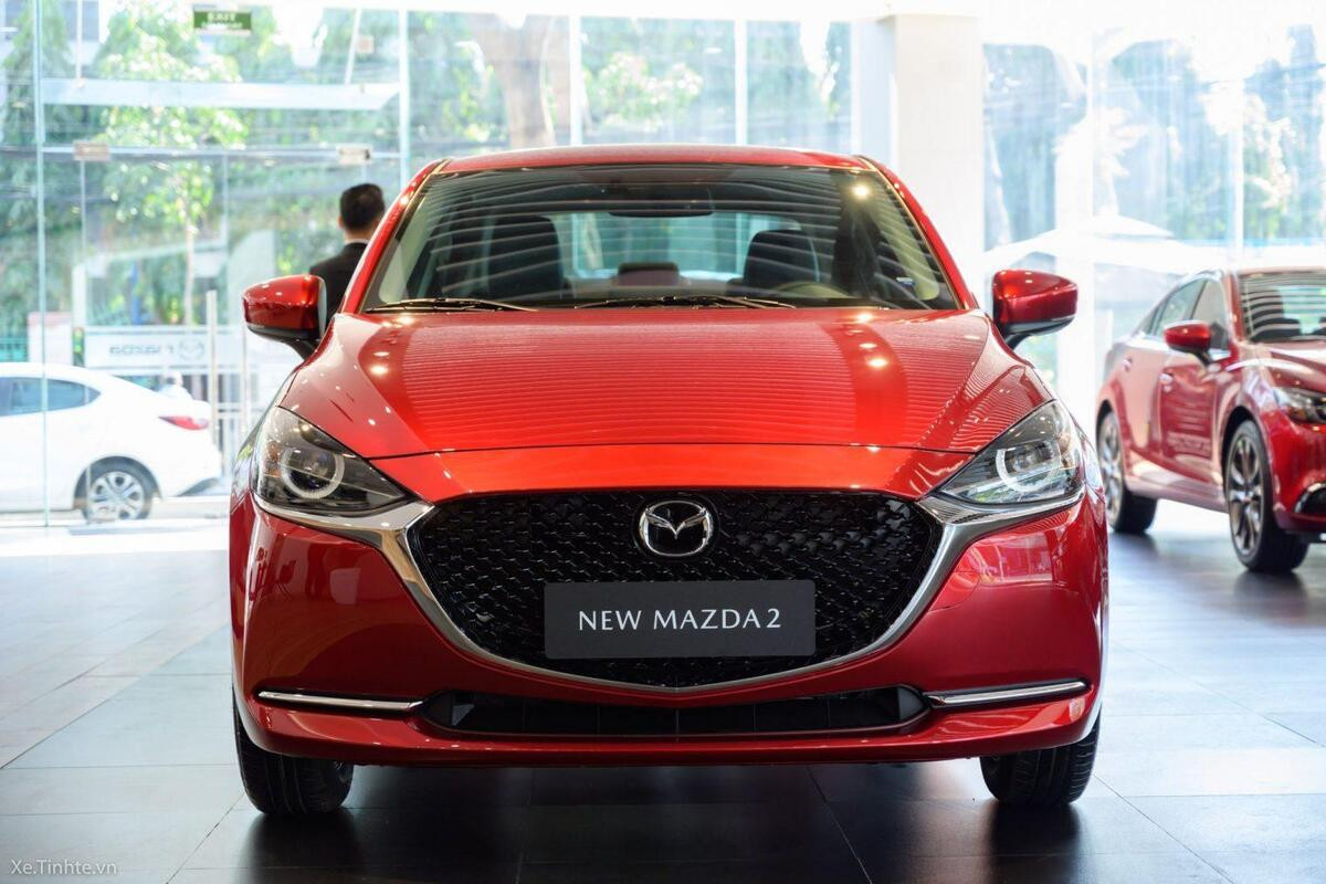 Đầu xe Mazda 2 2020 với cụm đèn pha LED hiện đại