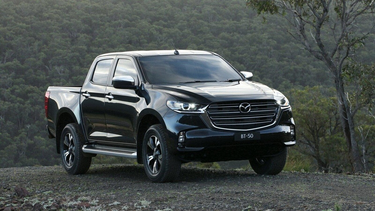 Đầu xe Mazda BT50 2023 với lưới tản nhiệt cỡ lớn mạ chrome