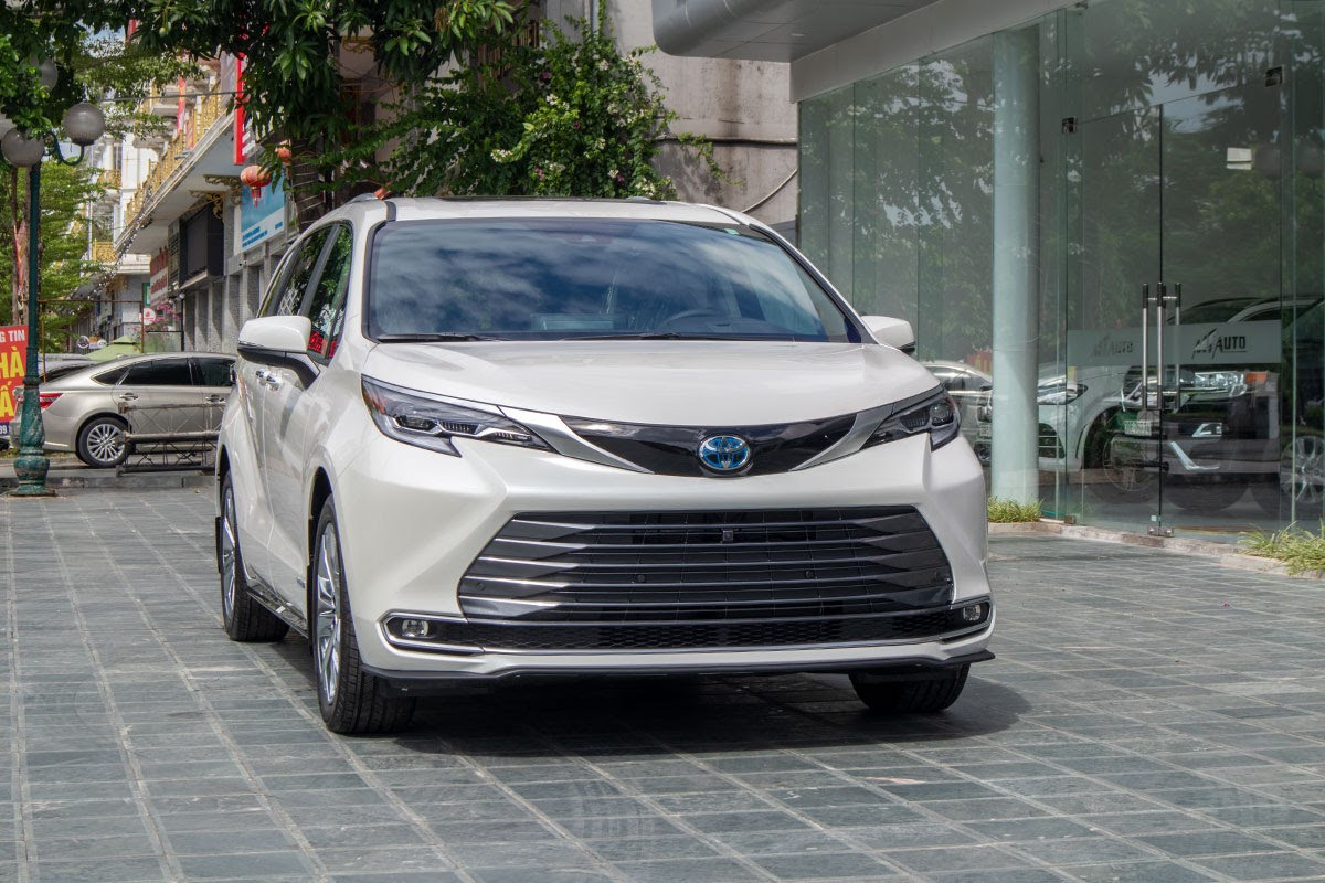 Đầu xe Toyota Sienna 2023