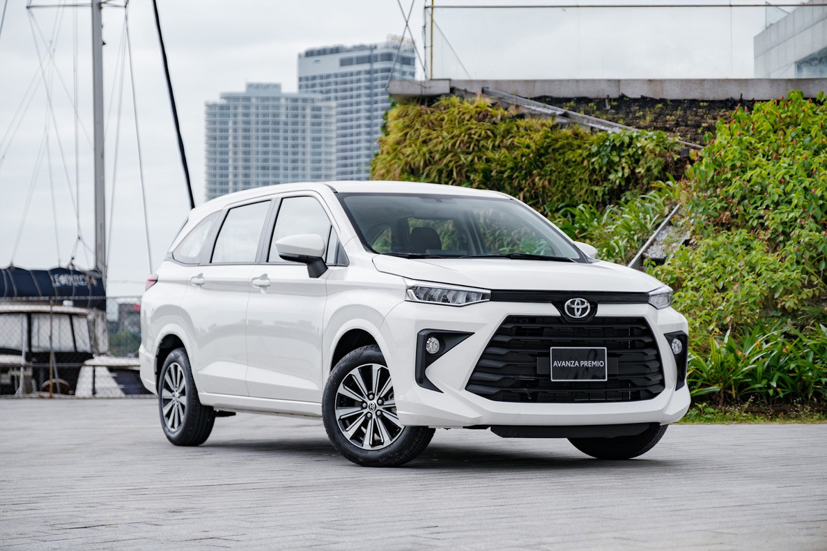 Đầu xe Toyota Veloz 2023 với cụm lưới tản nhiệt hình lục giác