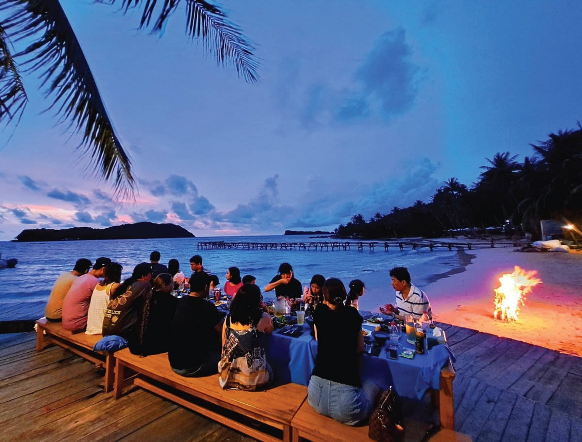 Du khách tổ chức BBQ hải sản