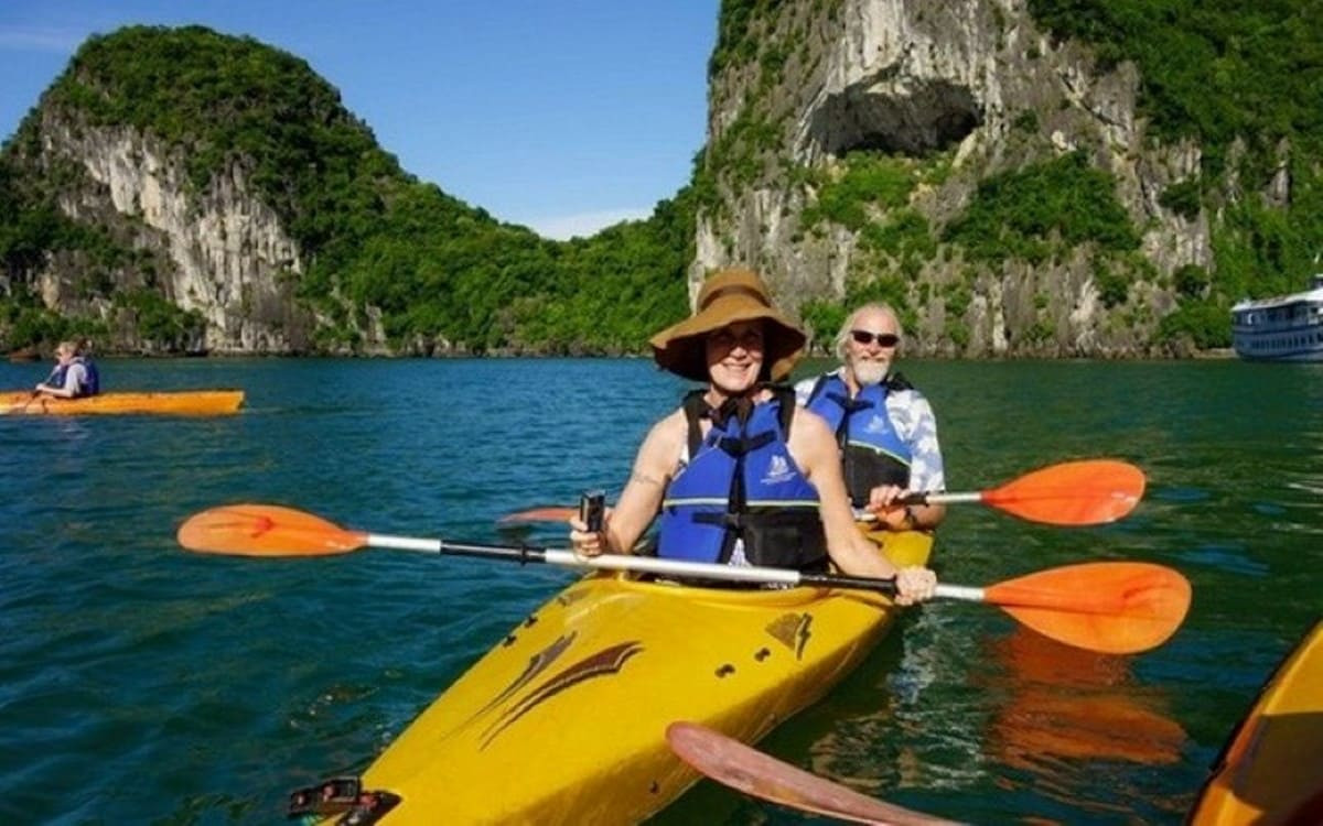 Du lịch Quảng Ninh thăm Vịnh Hạ Long vào mùa hè