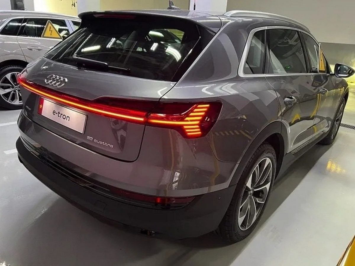 Đuôi xe Audi E-tron 2025 với cụm đèn hậu LED liền mạch