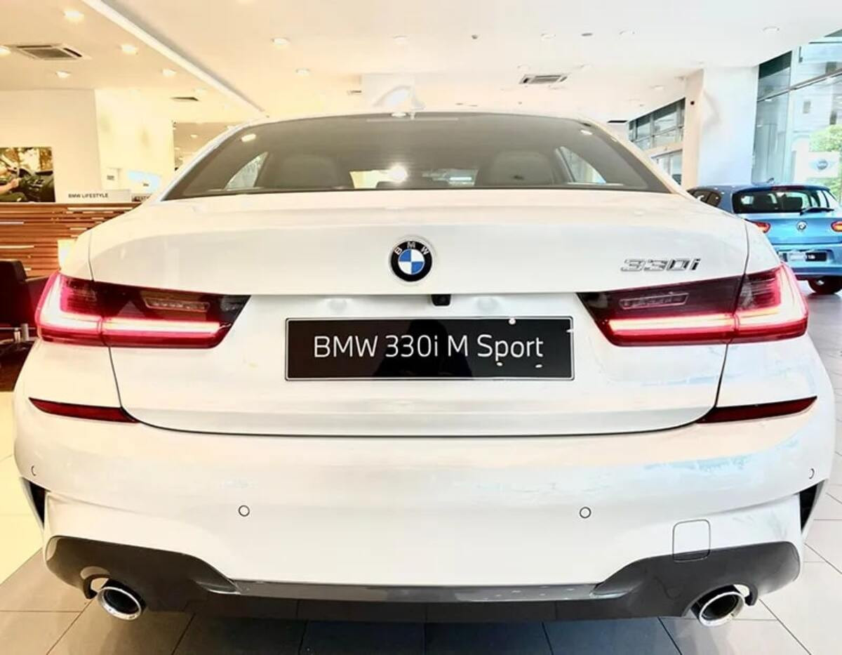 Đuôi xe BMW 330i