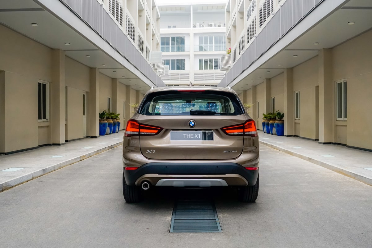 Đuôi xe BMW X1 với ống xả kép mạ crom